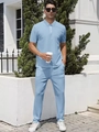 Détail d'un ensemble d'été bleu clair pour hommes avec polo zippé et pantalon décontracté - S / Bleu clair