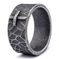 Anello vintage in argento con croce e motivo a scaglie, vista a 45 gradi per uomo - US 7 / Stile Croce Vintage (23303)