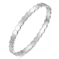 Brazalete de plata pulida con diseño hexagonal de panal y cierre oculto - Color Acero