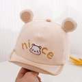 Detailopname van beige babykatoenen pet met berenoortjes en nice borduursel - 48cm(6-24 Maanden) / Broken Wit