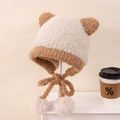 Dettaglio del cappello in peluche per neonati con orecchie da orso e pompon in beige - 3-8 Anni / Beige