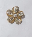 Golden flower brooch with large central pearl and sparkling rhinestones for women - Gold Five-Petal Flower
