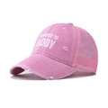 Seitenansicht der rosa Distressed Trucker Cap mit Promoted To Daddy Text und Netz - Verstellbar / Rosa