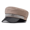 Détail d'une casquette militaire en coton kaki avec visière en cuir noir et bande strass - Khaki à Strass
