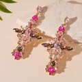 Detalle de los pendientes de cruz con diamantes de imitación rosas y base dorada - Pendientes Cruz Gota de Agua Diamantes de Imitación Rosas (Pin de Plata)
