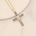 Collana con croce dorata con smalto blu e zirconi colorati su vassoio in ceramica bianco - Blu Reale