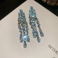 Nahaufnahme von Vintage-Quastenohrringen aus Silber mit blauen und grünen Kristallen - Silbernadel ovale Zirkon-Quasten-Ohrstecker (17#)