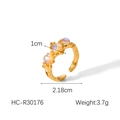Dettaglio dell'anello regolabile in oro con trama a martello e tre pietre di luna - Stile Tre Pietre di Luna Circolari (HC-R30176)