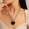 Collier vintage avec pendentif cœur noir sur cordon en cuir porté par un mannequin - Style Cœur Peint Noir