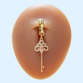 Clip de nombril doré en forme de clé avec pierre goutte rose sur modèle silicone - Style Clé Rose (#4)