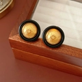 Nahaufnahme von Vintage-Ohrsteckern in Schwarz und Gold mit abstrakten Relief-Details - 29# Silber-Ohrstecker - Gold - Rund