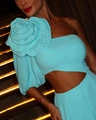 Detail der großen 3D-Rose am hellblauen One-Shoulder-Abendkleid mit Taillencutout - S / Himmelblau