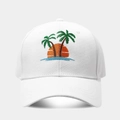 Dettaglio del ricamo con palme e tramonto su cappellino da baseball in cotone bianco - Regolabile / Bianco