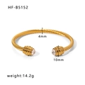 Detail van gouden gedraaide kabelarmband met kristallen en breedtematen van 4 mm - 18K goud / Witte Zirkonia Gevlochten Stijl (HF-B5152)