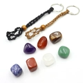 Détail de porte-clés en macramé avec sept pierres de cristal polies et des perles en bois - Porte-clés Noir et Café + Pierres Rouges 7 Pierres de Chakra