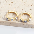 Aros dorados con circón de ojo turco azul sobre base de piedra con textura fina - Azul Real