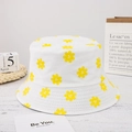 Dettaglio di un cappello a secchiello in cotone bianco con fiori gialli su piano in legno - M (56-58cm) / Bianco