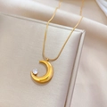 Vista detallada del collar con colgante de luna dorada e incrustación de circón brillante - Colgante de Luna (Q211) / Dorado