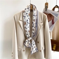 Lange zijden sjaal met bloemenprint op beige blazer met paarse en oranje bloemmotieven - Wit Paars Oranje Bloemen (LJ21-H135)