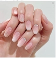 Dettaglio di unghie finte sfumate rosa con glitter argento e piccoli strass - Stile Ombre Rosa Bianco Con Strass E Glitter (BW25)