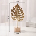 Décoration feuille de monstera dorée en métal et socle en bois, taille 9,5x20cm - Feuille de Monstera Unique-Or
