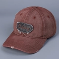 Dettaglio del ricamo D.daisy e dell'effetto invecchiato sul cappello di jeans rosso - M (56-58cm) / Borgogna