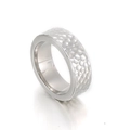 Anillo de acero inoxidable plateado con textura martillada y banda interior pulida espejo - US 8 / Color Acero