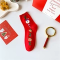 Calze natalizie rosse con ricamo festivo e bordo in morbido pile bianco soffice - Taglia 35-40 / Filato Piuma Regalo Rosso