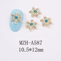 Détail d'un bijou d'ongle flocon de neige avec zircon bleu et alliage doré sur blanc - Style Flocon de Neige (A587)
