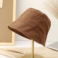 Sombrero de pescador de algodón marrón oscuro minimalista en un soporte dorado - M (56-58cm) / Camel