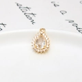 Macro detail of a pear-shaped glass pendant with gold plating and cubic zirconia inlay - Water Drop White / 11*15mm