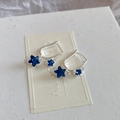 Detailweergave van zilveren hoefijzer oorbellen met diepblauwe zirkoon sterhangers - Blauw/Zilver