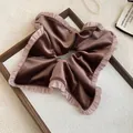 Elegante elastico per capelli in velluto marrone con bordo in pizzo e stile sofisticato - Stile a balze fini in velluto / Volant in velluto caffè