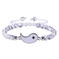 Détail du bracelet tressé à la main avec perles de turquoise blanche et symbole Tai Chi - Bracelet Howlite Blanche