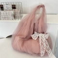 Gros plan du sac cabas en maille rose avec nœud décoratif en broderie de dentelle blanche - Rose + Fleurs d'Abricot