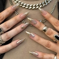Französische 3D Gold Flammen Stiletto Kunstnägel mit Nude-Basis und Metall-Textur - JP3424 (Mit Kleber)