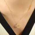 Collier doré minimaliste avec pendentif smiley blanc et breloque lettrage Smile - 43+5cm / Doré