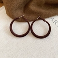 Vue rapprochée des boucles d'oreilles créoles en velours marron sur lin beige - Café (Style 2) (Tige en argent sterling 925)