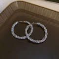 Primer plano de pendientes de aro geométricos con diamantes azules brillantes - Aro Redondo de Purpurina (40) / Aleación-Plateado