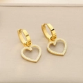Dettaglio ravvicinato di orecchini a cuore dorati con diamanti pavé e perle eleganti - Orecchini Pendenti con Zirconia Bianca a Cuore Oro 16*3mm (KE110088-KLX)