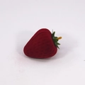 Portagioie a fragola in velluto rosso scuro con semi realistici e dettaglio foglia verde - 44x44x61MM / Rosso