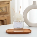 Diffusore a bastoncini con fiori bianchi in vetro su vassoio in legno elegante - Solo Ricarica da 100ml / Gardenia