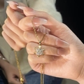Pendentif flocon de neige doré élégant avec zircone cubique sur une chaîne fine - Flocon de Neige Étincelant / Doré