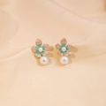 Roséfarbene Emaille-Blumenohrstecker mit eleganten Perlen und Gold-Finish für Damen - Farbverlauf Emaille Blume Perle Stil (E4249)
