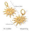 Detailansicht der 18K vergoldeten Ohrringe mit Hammerschlag-Sonne und Maßangaben - Gehämmerte Sonnenohrringe (HC-E10842)