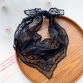 Eleganter schwarzer Spitzen-Dreiecksschal mit Blumenstickerei und Zierschleife - Kleeblatt Schwarz