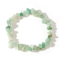 Dettaglio del bracciale elastico con pietre di avventurina verde su sfondo bianco - Verde Chiaro