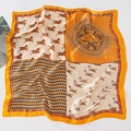 Französisches Seidenvierecktuch im Vintage-Stil mit Pferdeprint und Geomustern - Goldenes Ross