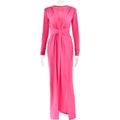 Vue détaillée d'une robe longue rose à manches longues avec décolleté en V et fente haute - S / Rose rouge