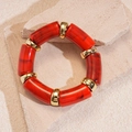 Detail der roten Marmor-Acrylsegmente und Goldperlen auf einem breiten elastischen Armband - Rot